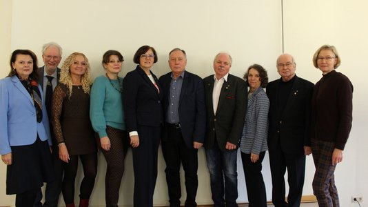 Verschiedene Vertreterinnen und Vertreter der Landsmannschaften und des DEBWH beim Gruppenbild der Mitgliederversammlung 2026 (v.l.n.r.): Ingwelde Juchum, Albrecht Kauschat, Natalie Paschenko, Dr. Olga Martens, Ramona Linz, Wilhelm Beer, Lothar Streck, Gabriela Zessin, Kuno Kutz und Ewa Redemann.